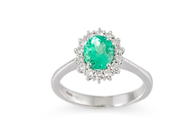 Lot 199 - AN EMERALD AND DIAMOND CLUSTER RING, the oval...