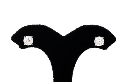 Lot 210 - A PAIR OF DIAMOND STUD EARRINGS, the brilliant...