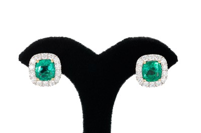 Lot 319 - A PAIR OF EMERALD AND DIAMOND CLUSTER EARRINGS,...