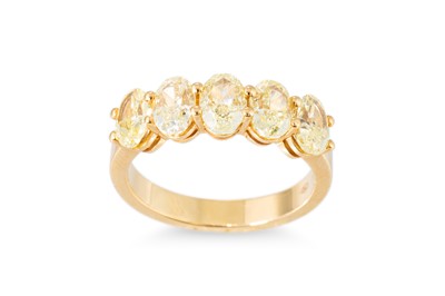 Lot 320 - A FIVE STONE DIAMOND RING, the five oval cut...