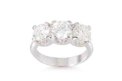 Lot 322 - A DIAMOND THREE STONE RING, the brilliant cut...