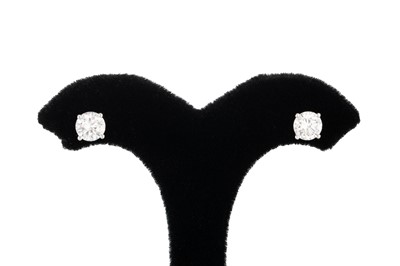 Lot 212 - A PAIR OF DIAMOND STUD EARRINGS, the brilliant...