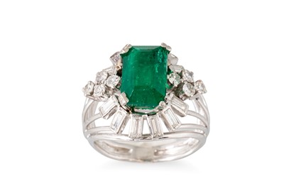 Lot 216 - AN EMERALD AND DIAMOND CLUSTER RING, the...
