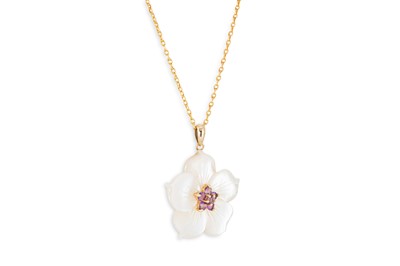 Lot 264 - A MOTHER-OF-PEARL AND AMETHYST FLOWER PENDANT,...
