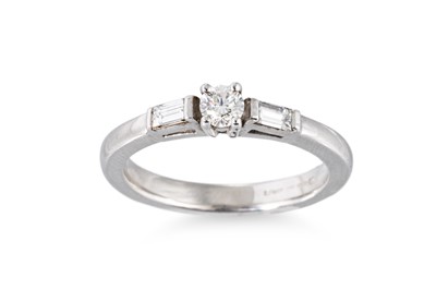 Lot 126 - A DIAMOND SOLITAIRE RING, the principal round...