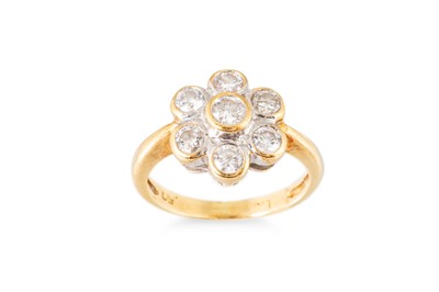 Lot 48 - A DIAMOND DAISY CLUSTER RING, the round...