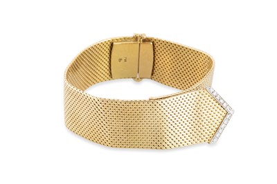 Lot 205 - AN 18CT YELLOW GOLD VINTAGE CONTINENTAL WIDE...