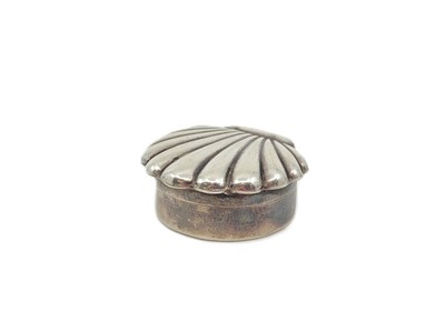 Lot 467 - A STERLING SILVER PILL BOX, with shell style lid