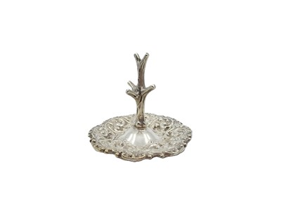 Lot 513 - AN EDWARDIAN STERLING SILVER RING TREE,...