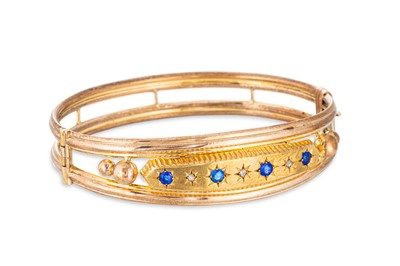 Lot 370 - AN EARLY 20TH CENTURY GOLD PLATED BANGLE, set...