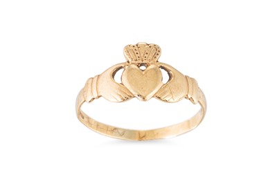 Lot 371 - A VINTAGE 9CT GOLD CLADDAGH RING, Dublin 1992,...