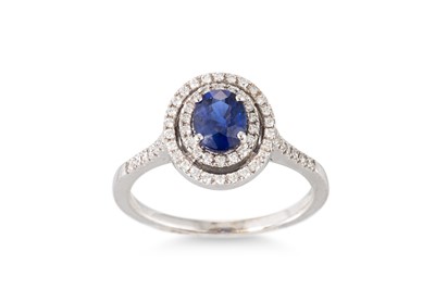 Lot 273 - A DIAMOND AND SAPPHIRE CLUSTER RING, the oval...
