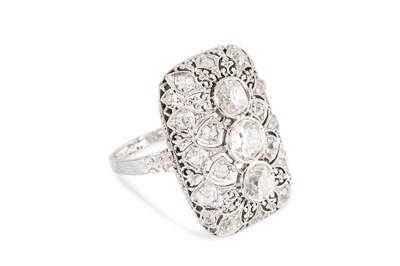 Lot 279 - AN ANTIQUE DIAMOND CLUSTER RING, of geometric...