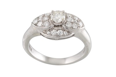 Lot 102 - A VINTAGE DIAMOND CLUSTER RING, the brilliant...