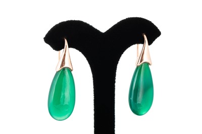 Lot 317 - A PAIR OF GREEN CHALCEDONY DROP EARRINGS, the...