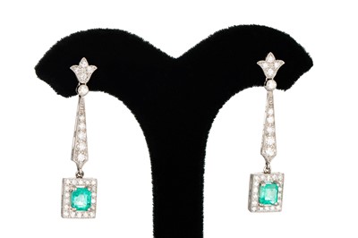 Lot 287 - A PAIR OF EMERALD AND DIAMOND DROP EARRINGS,...