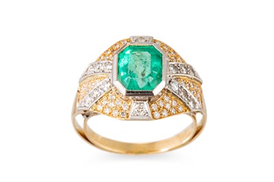 Lot 293 - AN EMERALD AND DIAMOND CLUSTER RING, the...