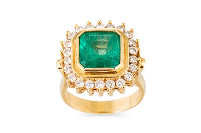 Lot 294 - AN EMERALD AND DIAMOND CLUSTER RING, the...