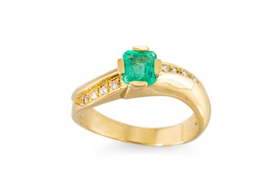 Lot 303 - AN EMERALD AND DIAMOND RING, the rectangular...