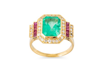 Lot 304 - AN EMERALD DIAMOND AND RUBY CLUSTER RING, the...