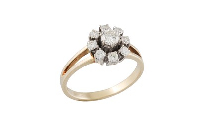 Lot 105 - A DIAMOND CLUSTER RING, the brilliant cut...