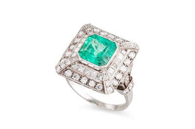 Lot 305 - AN EMERALD AND DIAMOND CLUSTER RING, the...
