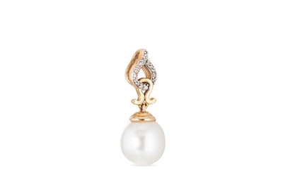 Lot 85 - A SOUTH SEA PEARL PENDANT, stoneset bail with...
