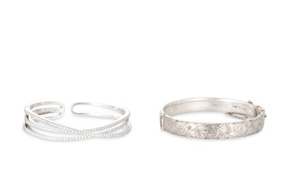 Lot 98 - A MID 20TH C. STERLING SILVER BANGLE, with...