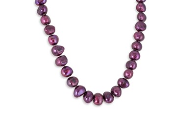 Lot 102 - A CULTURED PEARL NECKLACE, purple tones most...