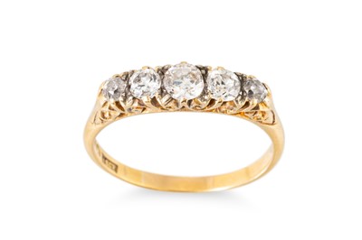 Lot 103 - AN ANTIQUE FIVE STONE DIAMOND RING, the five...