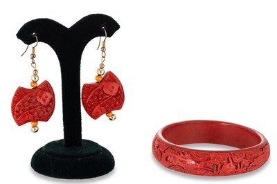 Lot 107 - A CARVED BAR BANGLE, together with matching...