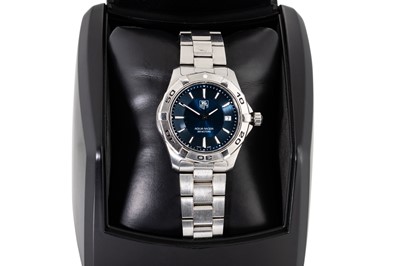 Lot 395 - A GENT'S TAG HEUER AQUARACER WRISTWATCH, navy...