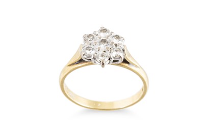 Lot 158 - A DIAMOND CLUSTER RING, the brilliant cut...