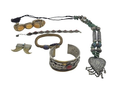 Lot 492 - A COLLECTION OF VINTAGE JEWELLERY, bracelets,...