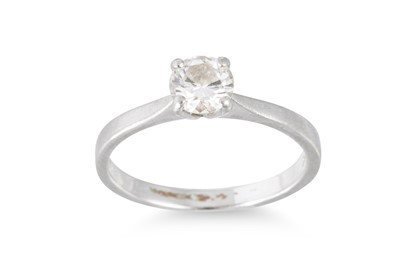 Lot 331 - A DIAMOND SOLITAIRE RING, the round brilliant...