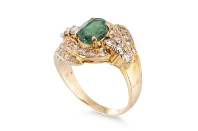 Lot 71 - AN EMERALD AND DIAMOND CLUSTER RING, the...