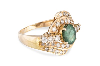 Lot 71 - AN EMERALD AND DIAMOND CLUSTER RING, the...