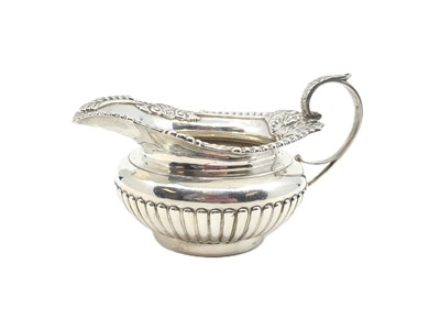 Lot 461 - AN ANTIQUE LONDON GEORGE V STERLING SILVER JUG...