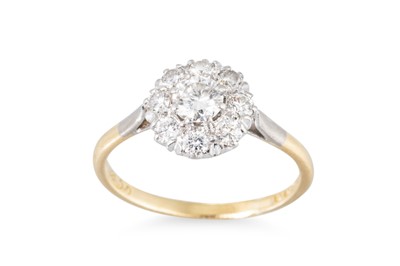 Lot 167 - A DIAMOND DAISY CLUSTER RING, the brilliant...