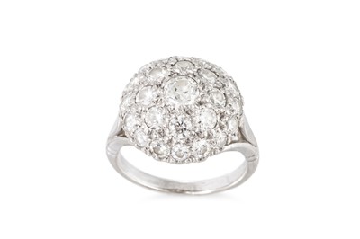 Lot 263 - A VINTAGE DIAMOND CLUSTER RING, of domed...