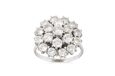 Lot 264 - A DIAMOND CLUSTER RING, the brilliant cut...