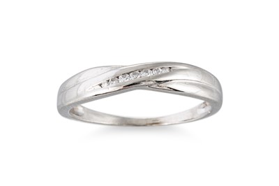 Lot 91 - A DIAMOND RING, of cross-over form, mounted in...
