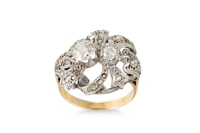 Lot 308 - AN ANTIQUE DIAMOND CLUSTER RING, set with old...