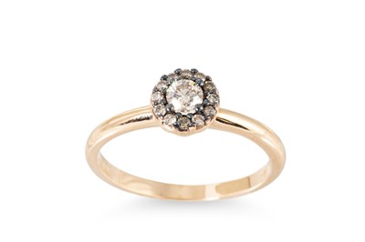 Lot 59 - A CHAMPAGNE DIAMOND SET CLUSTER RING, the...
