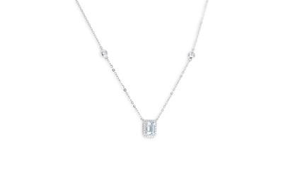 Lot 75 - AN AQUAMARINE AND DIAMOND SET CLUSTER PENDANT,...