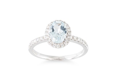 Lot 174 - A DIAMOND AND AQUAMARINE CLUSTER RING, the...
