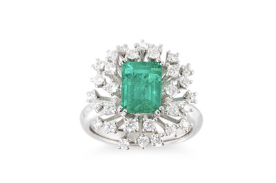 Lot 327 - AN EMERALD AND DIAMOND SET CLUSTER RING, the...