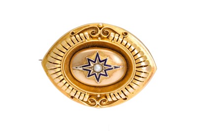 Lot 74 - AN ANTIQUE GOLD BROOCH, glazed locket...