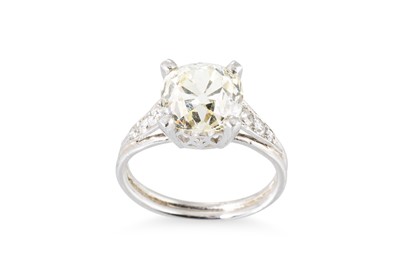 Lot 252 - AN OLD CUT DIAMOND SOLITAIRE RING, the central...
