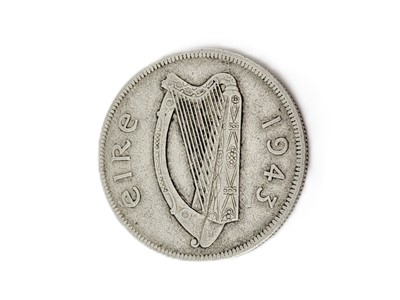 Lot 361 - A 1943 IRISH HALF CROWN COIN, rare, in good...